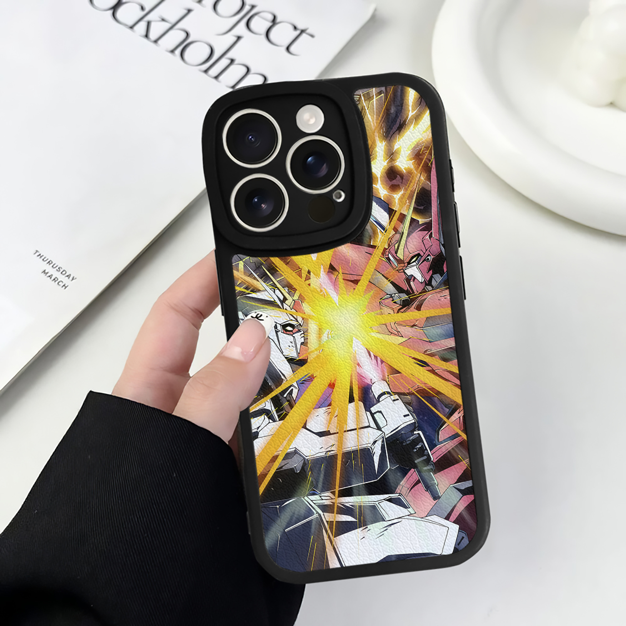 （画像用） 機動戦士ガンダム Mobile Suit Gundam 【iPhone 16シリーズ対応】シリコンスマホケース（レザー調） 材質：シリコン